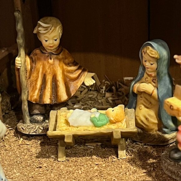 21 Piece M.J. Hummel Danbury Mint Miniature Children's Nativity Set - Picture 3 of 16